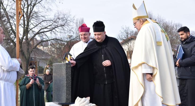 Történelmi pillanat Dunaszerdahelyen: letették a Szent István-templom alapkövét