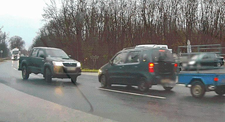 Videón, ahogy frontálisan ütközik két autó Debrecen közelében