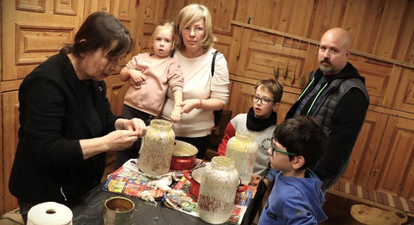 Fénycsónakokat bocsátottak vízre, s vasból készült a karácsonyfadísz (galéria, videó)