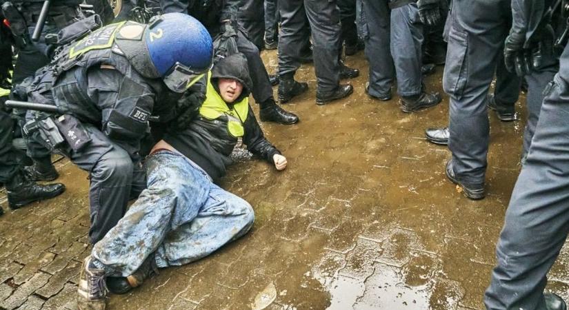 Elszabadult a pokol Németországban: vízágyúkkal kellett utat törni a politikusoknak, a tömegben palesztin zászlók is feltűntek