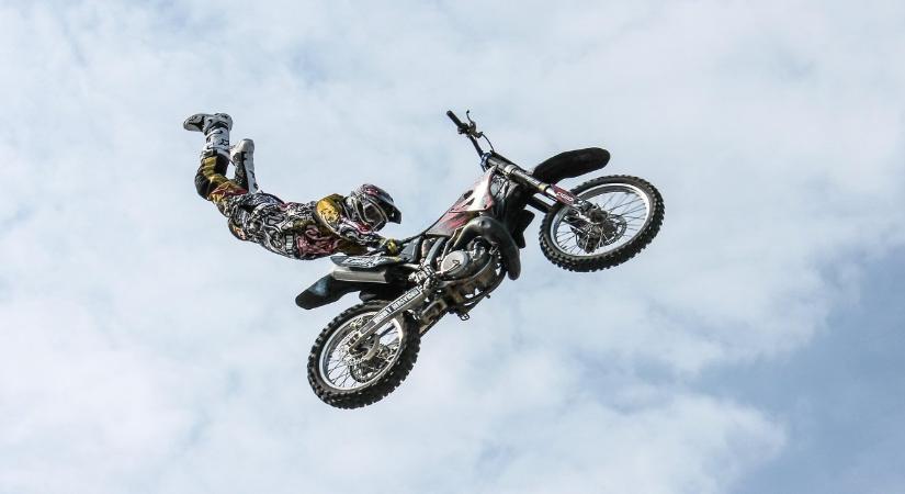 Brutál rendőrvideó: halmozottan szabálytalan motorosok buktak le a Bakonyban