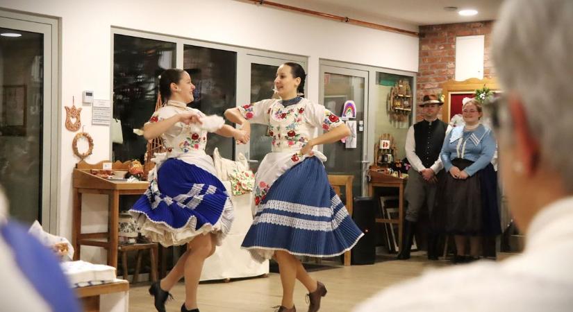 Gubinecz Ákos népdalt tanított, s táncra is perdültek András-napon (galéria, videó)