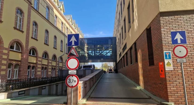 Kabátban rendelnek az orvosok a Budai Irgalmasrendi Kórházban