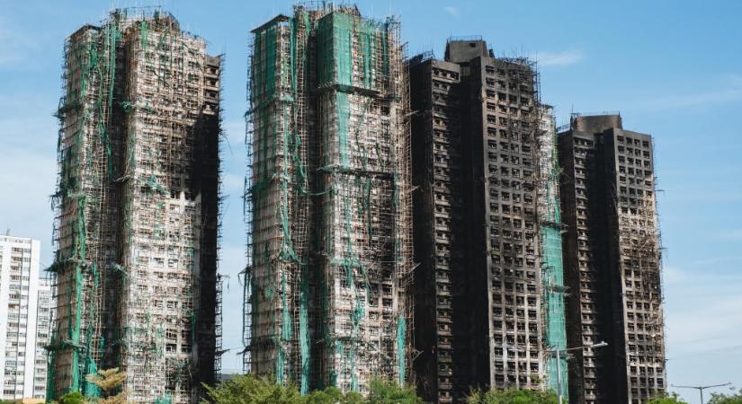 Hongkongi tűzvész: 146-ra nőtt az áldozatok száma, tömegek érkeznek gyászolni a helyszínre