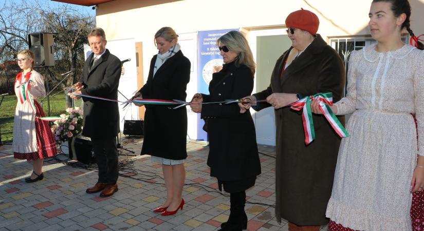 Cipő szülőházánál nyílt meg a zenész életművét őrző emlékház Kisgejőcön