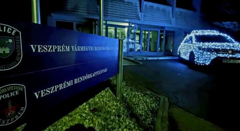 Idén is megérkezett a meseautó Veszprémbe, a rendőrségnél parkolt le a kivilágított jármű (videó)