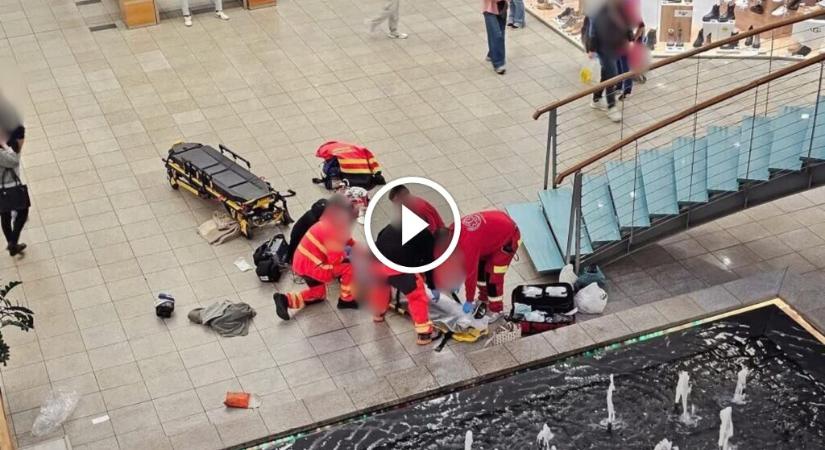 Lezuhant a pláza lépcsőjén és eszméletét vesztette egy férfi, többen is fenyegették, gyalázták a súlyos fejsérült életéért küzdő mentősöket