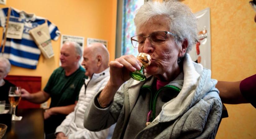 „Demenskocsma” Németországban: együtt énekelnek, akik szinte már alig beszélnek