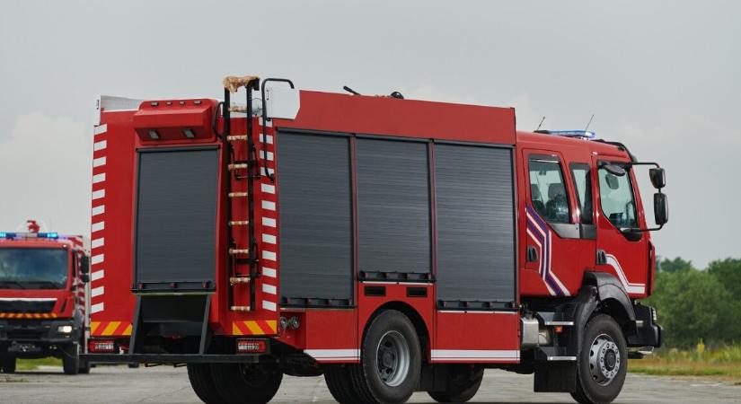 Drámai életmentésen vannak túl a tűzoltók – egy 12 éves kislányt emeltek ki a homok alól