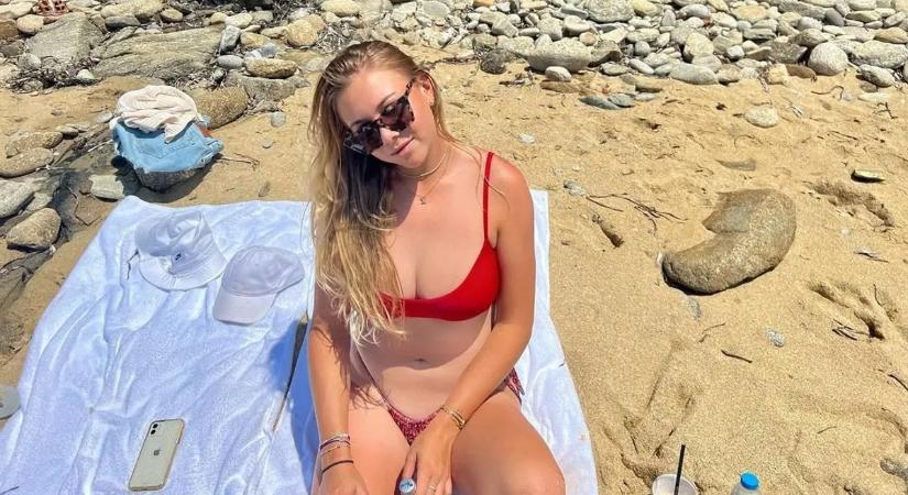 Átlátszó felsőben mutogatta gigantikus melleit a bombázó teniszezőnő – képek