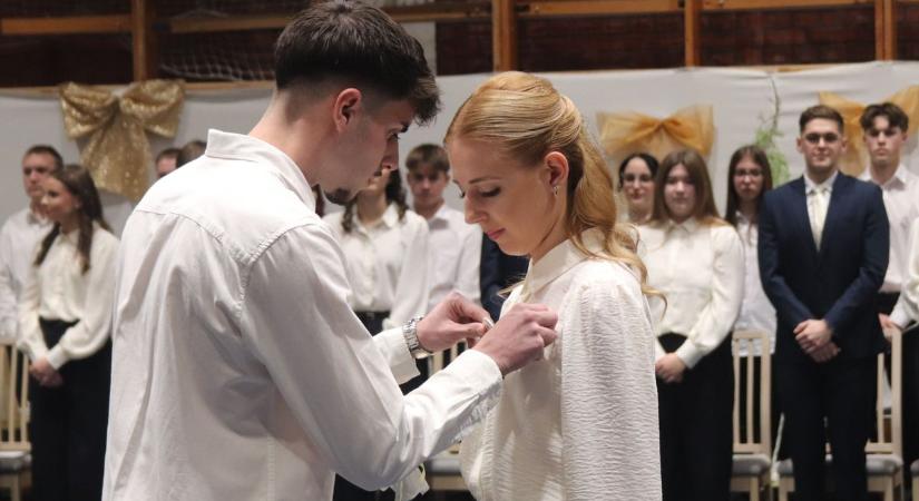 Szalagtűző ünnepséget tartottak a tiszakécskei Móricz Gimnáziumban – fotók