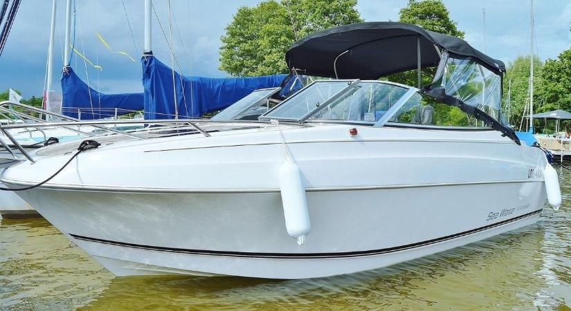 Elakadt hajó torlaszolta el az országutat a Balatonnál – videó