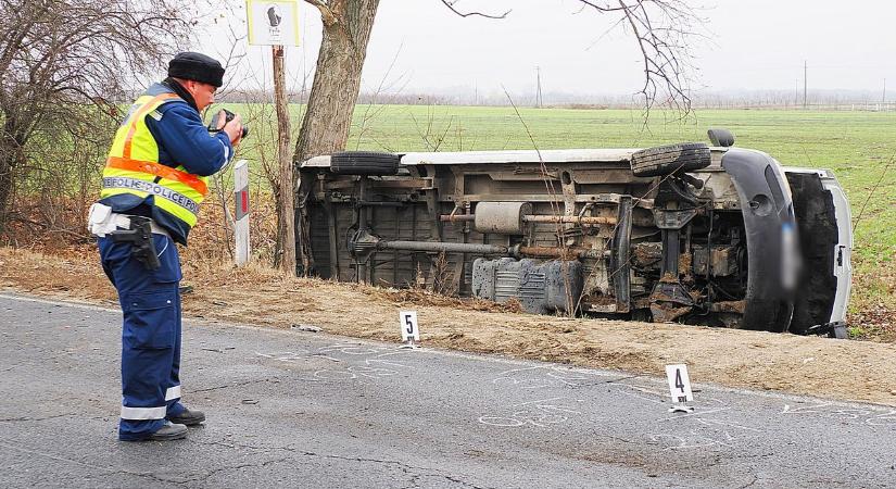 Anyuka és kisgyermeke is megsérült, miután a fák közé sodródtak Kiskunfélegyháza mellett (galéria)