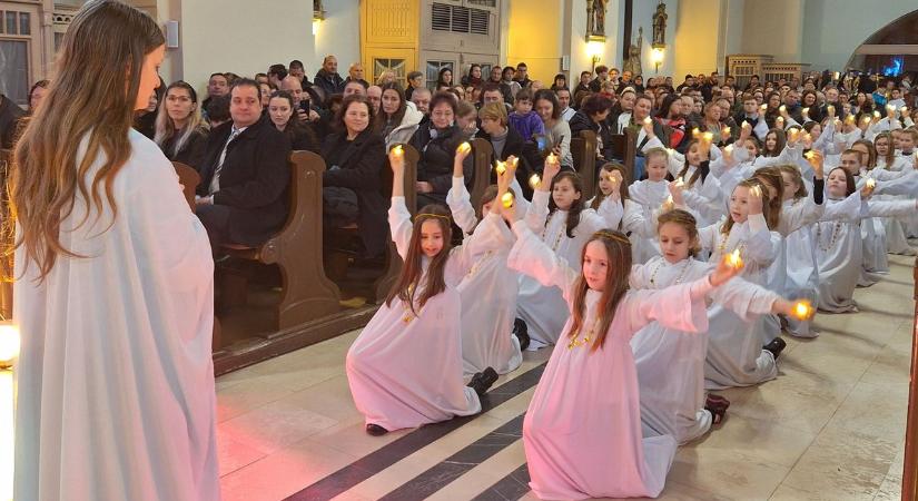 Több mint száz hittanos gyerek meséli el a karácsonyi csodát Kisteleken