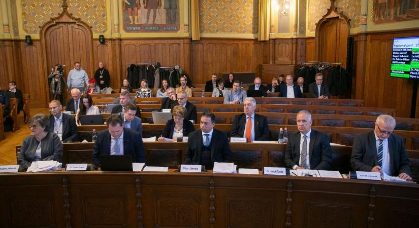 Intézményvezetőket érintő döntések a városházán