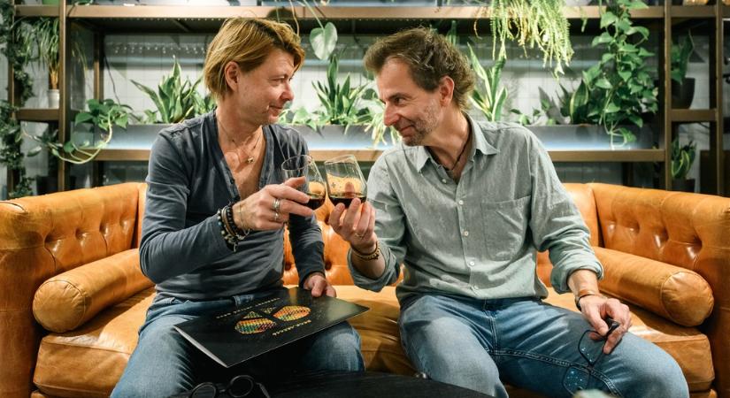 Az Unicum Házban tartott exkluzív vacsoraest után dedikált lemezzel kedveskedik a rajongóknak a beck@grecsó duó