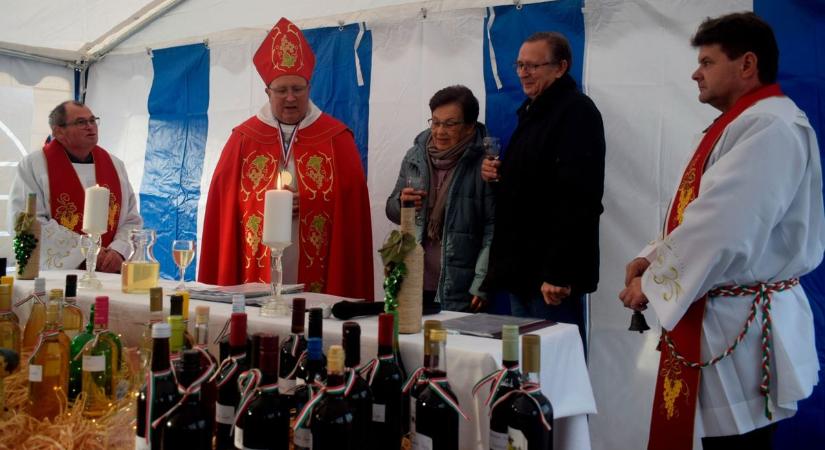 Borpüspök áldotta meg a taranyi bort