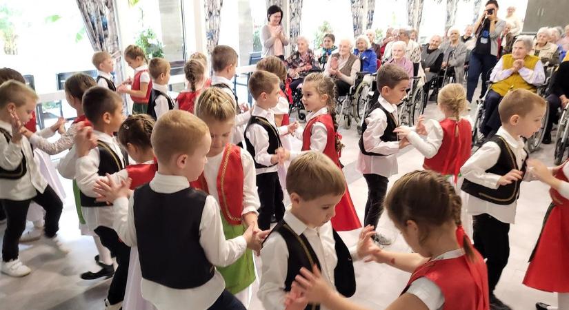 Időseket köszöntöttek fel a csornai katolikus óvoda nagycsoportosai - Képgaléria