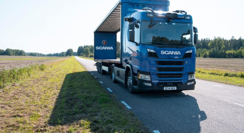 Hajmeresztő mutatványt mutatott be egy biciklis két kamiont között