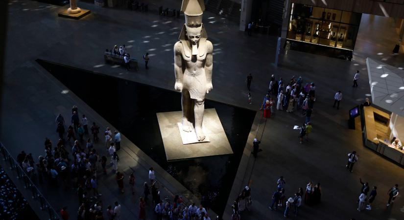 II. Ramszesz szobra annyira magával ragadja a látogatókat, hogy sorra a medencében kötnek ki