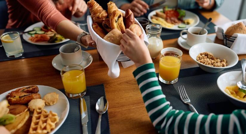 Kellemetlen helyzet az étteremben – a gyereksarokba ültették le a családot