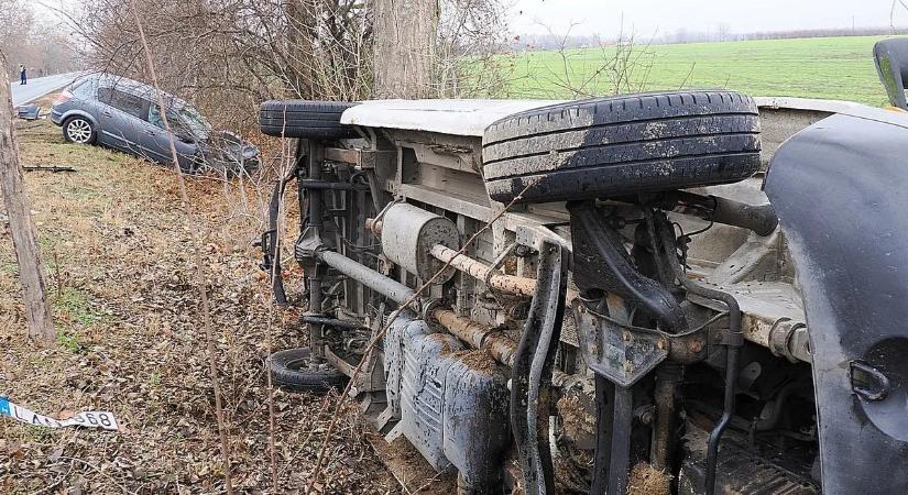 Autóval csavarodtak a fára – anyuka és kisgyermeke is megsérült