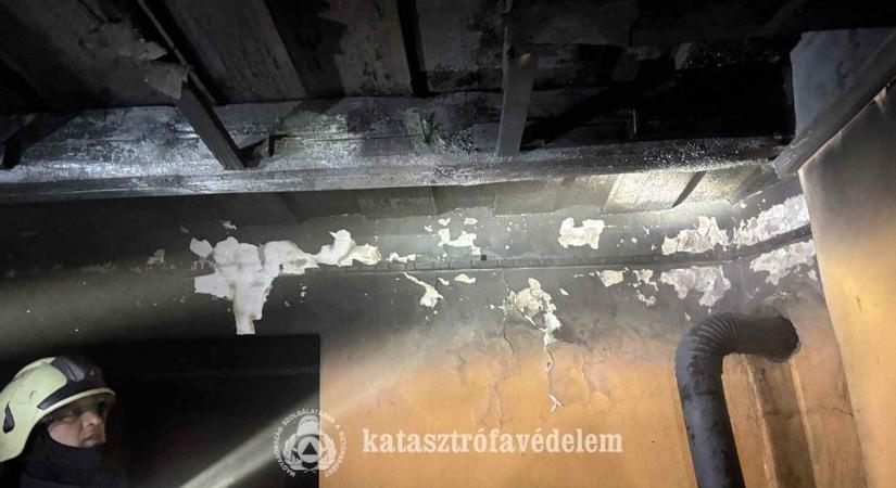 Kigyulladt és lakhatatlanná vált egy lakóház Zalában vasárnap - a kéményből terjedt el a tűz