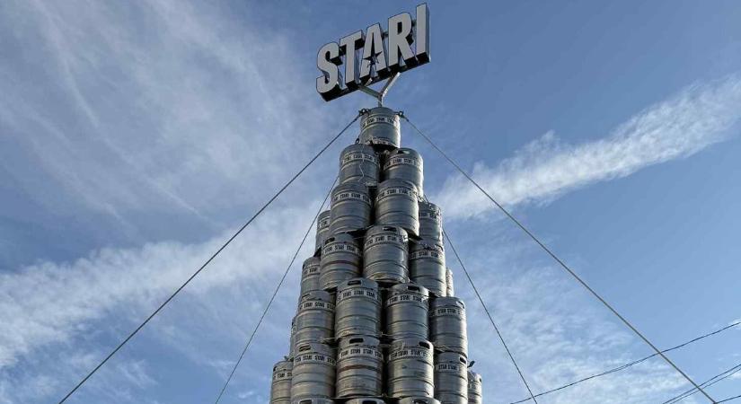 Egyedülálló hordókarácsonyfával indult az advent Tapolcán (videó)