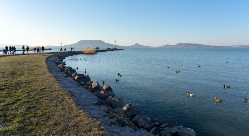 Fajsúlyos változás a Balatonnál: erre eddig nem volt példa, tömegek özönlenek a tóhoz, ezt látni kell!