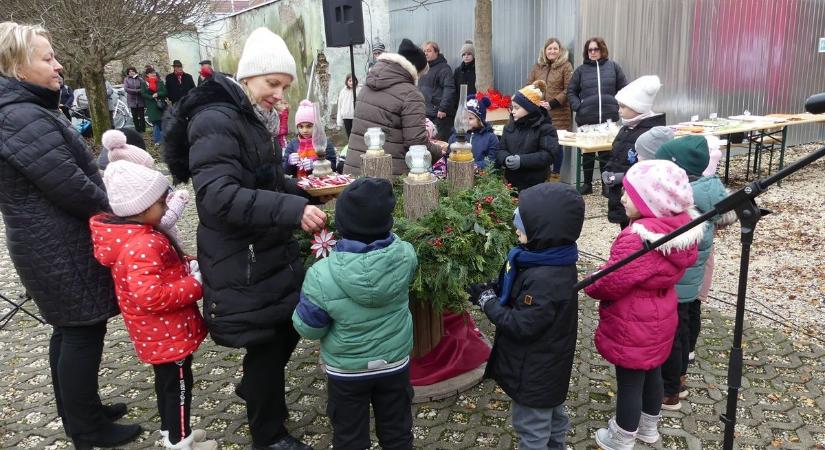 Hagyománnyá vált a vendéglátós gyertyagyújtás Bácsalmáson – fotók