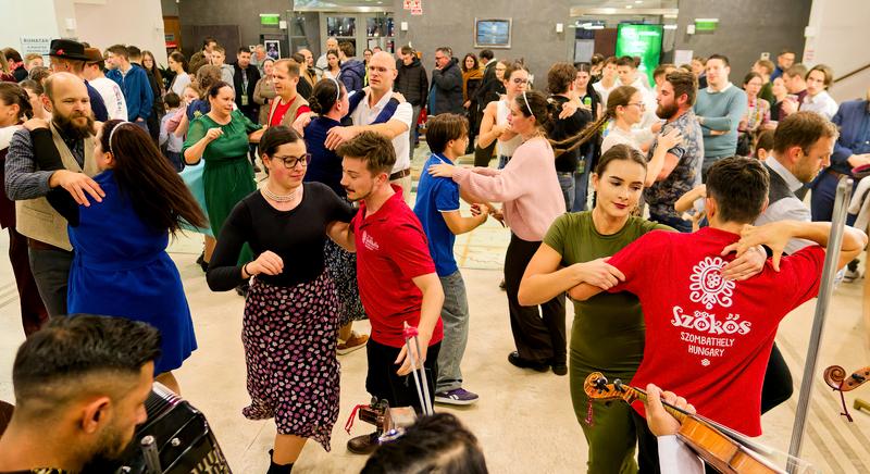 Táncház a Szászcsávási zenekarral Körmenden (videóval)