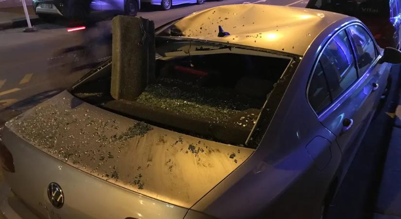 Lezuhant egy kőkorlát darabja egy Dohány utcai házról, belecsapódott egy Volkswagenbe