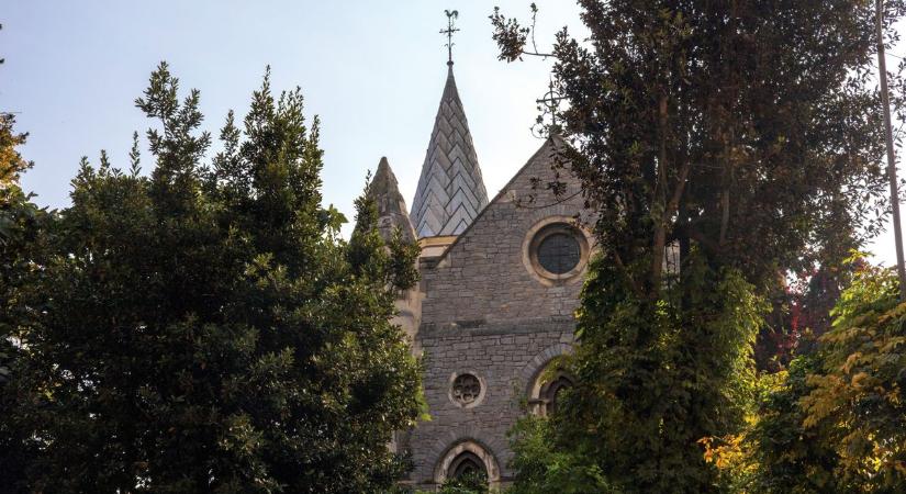 Halálra ítélték a templomot, most a pápát várják: titkos keresztény világ rejtőzik Isztambul falai mögött