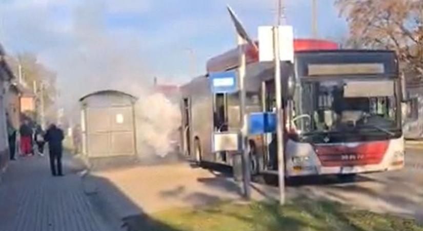 Füst borította el a buszt Kaposvár egyik legforgalmasabb csomópontjában – videóval