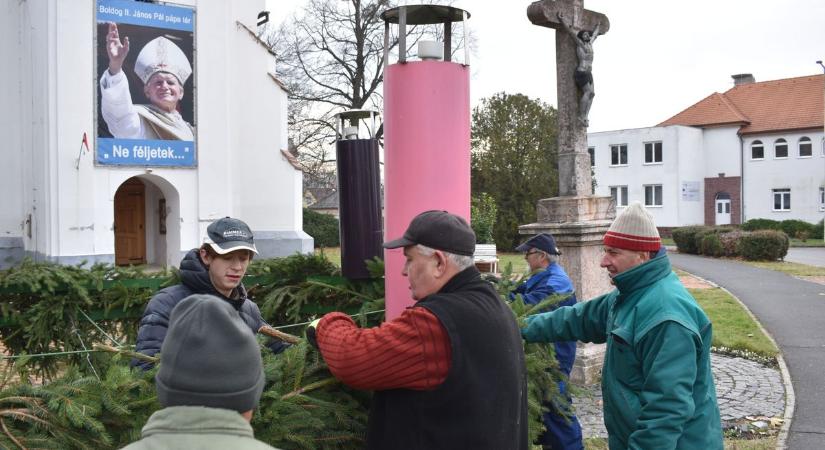 Marcaliban már ég advent első gyertyája