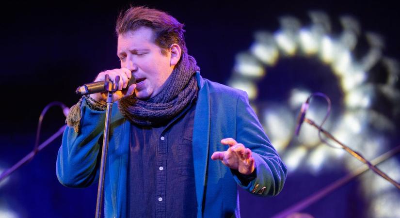 Jó itthon! – híres énekes adventi vallomása a Kossuth utcai színpadon (képgaléria, videó)