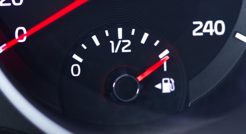 Honnan lehet tudni, melyik oldalra kell beállni a benzinkútnál?