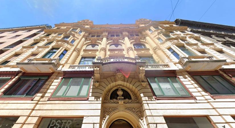 Autóba csapódott egy Dohány utcai házról leszakadt kőkorlát