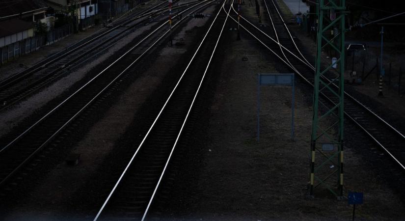 Áramütést szenvedett egy férfi egy fővárosi vasútállomáson, súlyosan összeégve esett a vágányok közé