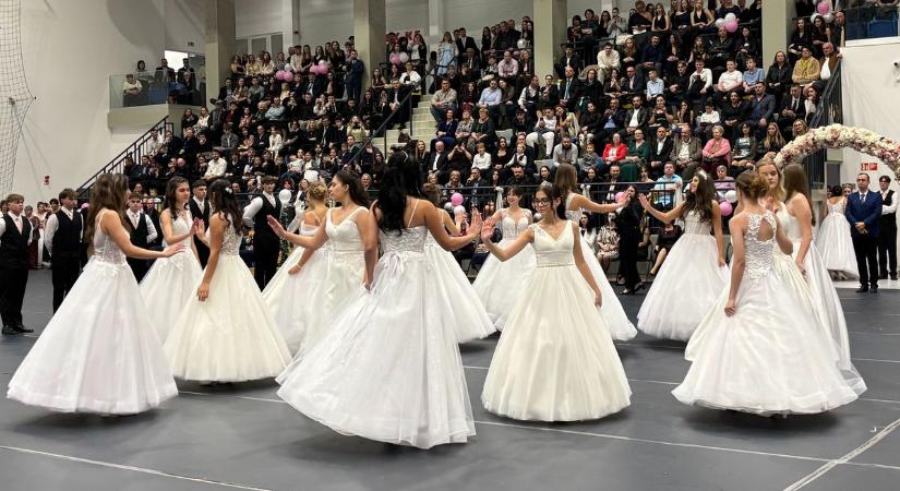 Meghitt és felejthetetlen pillanatok a Sárbogárdi Petőfi Sándor Gimnázium szalagavatóján (galéria)