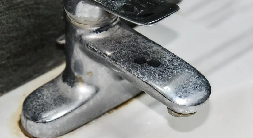 Ettől az egy szertől újra csillogó lesz a vízkőfoltos csaptelep