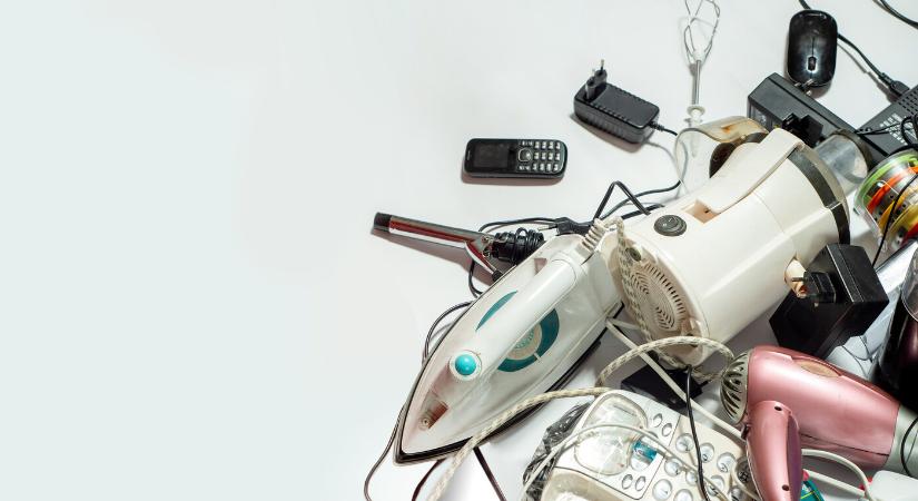 Kábelrengeteg a lakásban – mit kezdjünk vele?