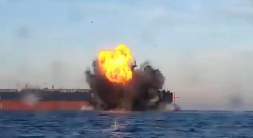 Az ukránok kilőttek három orosz olajtankert – videó