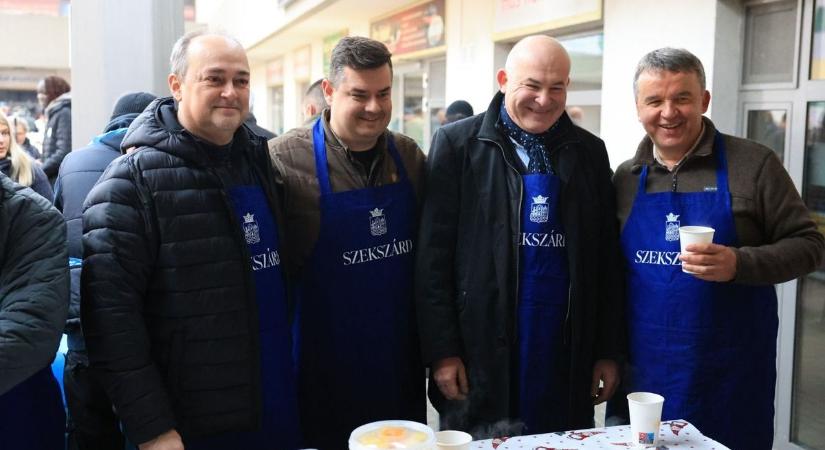 Mennyei illatok lepték be a Piacteret – ilyen volt a III. Dunamenti Sültkolbász Fesztivál (képgaléria  videó)