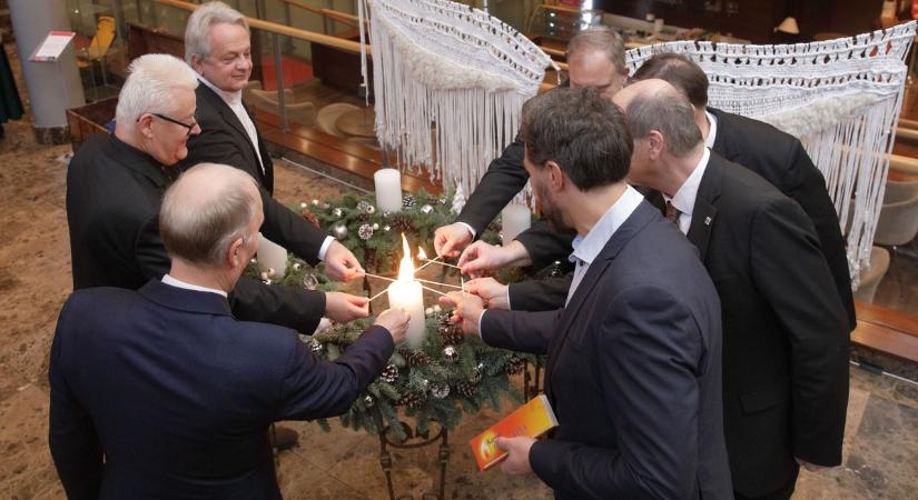 Újszövetség-maraton: adventi gyertyagyújtást tartottak a Vörösmarty Színházban (galéria)