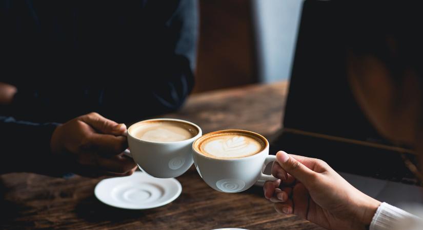 Szívbarát lesz a kávé a kurkumától és a fahéjtól