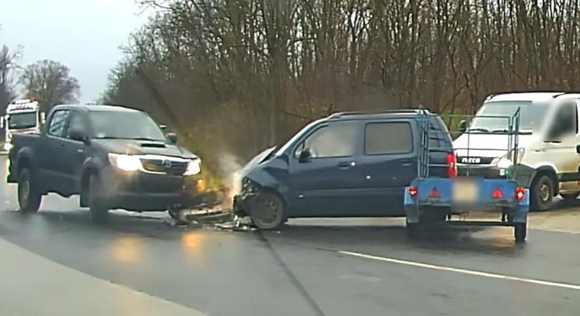 Lerepült a Suzuki orra a Debrecennél történt balesetben – videóval