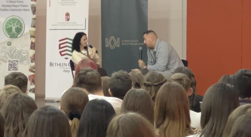 Hiteles vallomás a függőségről: Curtis prevenciós előadása Beregszászban