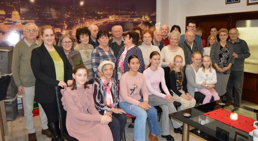 Adventváró teadélután Léván