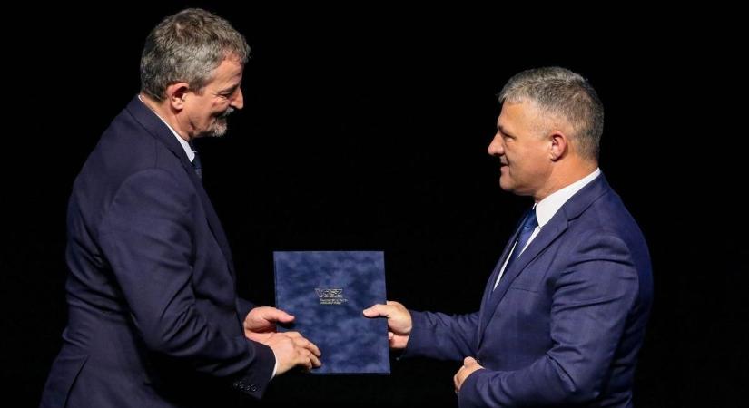 Nem one man show: kiderült, ki áll Dömötör Csaba sikerei mögött